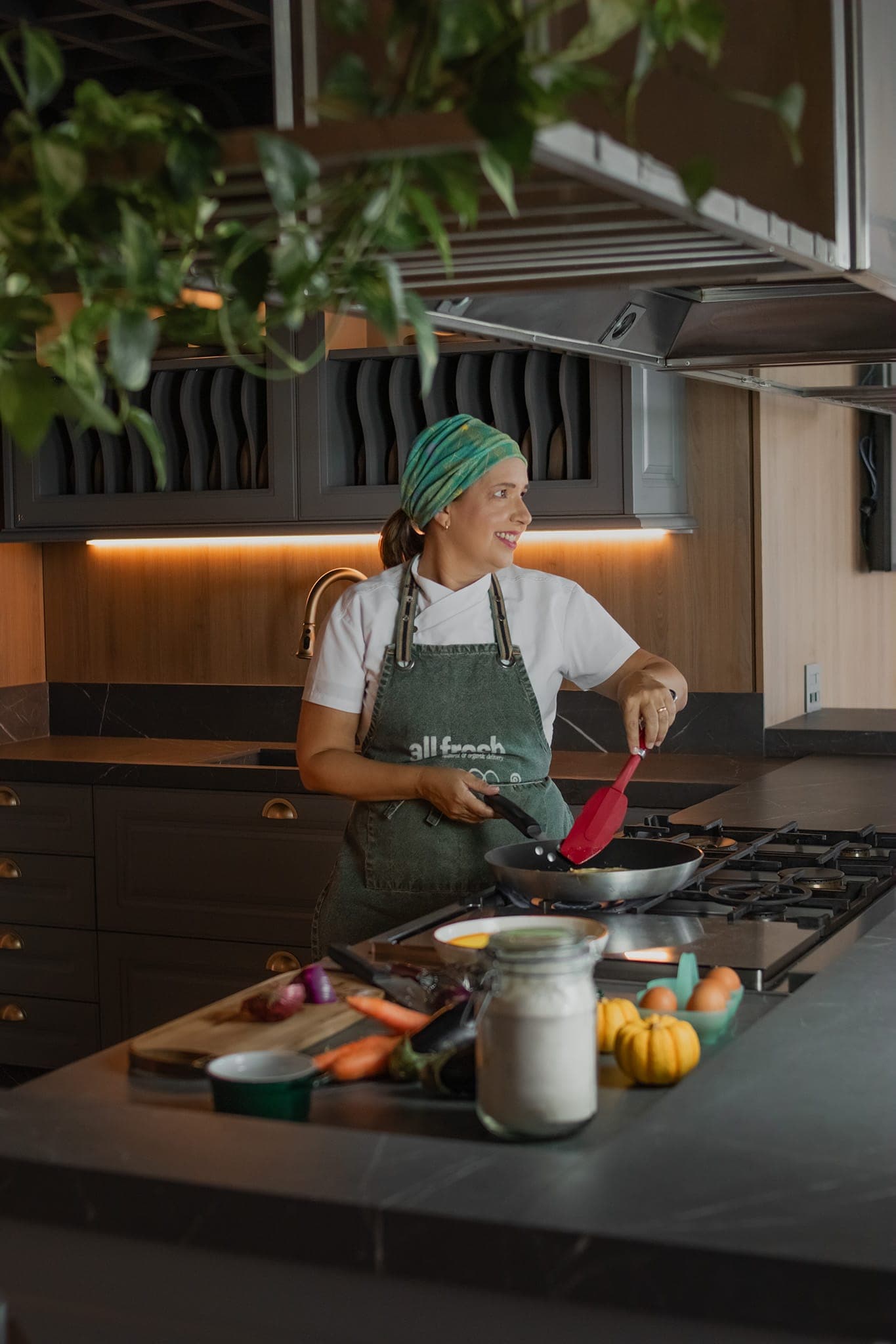 Chef Andrea Licia preparando um prato fresco