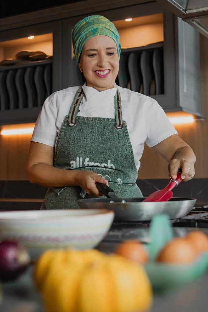A chef sorrindo ao fogão